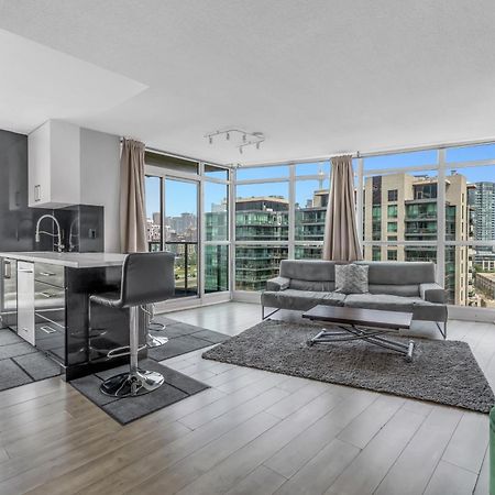 2 Bedroom Waterfront Condo Downtown W/ Free Parking Toronto Exterior foto