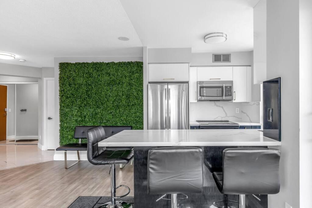 2 Bedroom Waterfront Condo Downtown W/ Free Parking Toronto Exterior foto